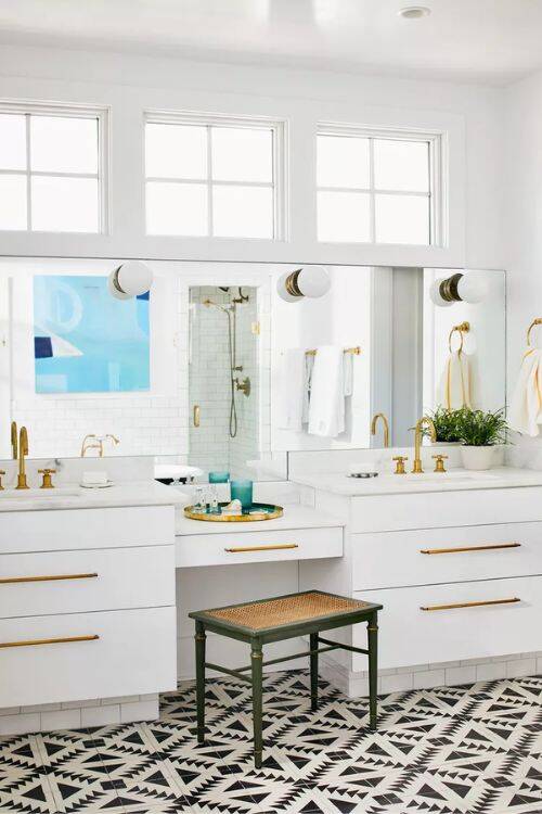 Discover the most elegant and stylish white bathroom ideas