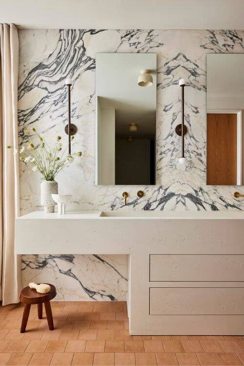 Discover the most elegant and stylish white bathroom ideas