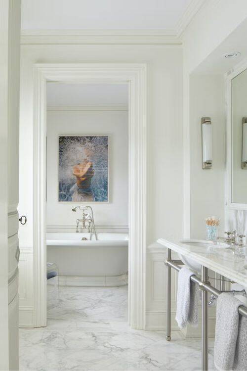 Discover the most elegant and stylish white bathroom ideas